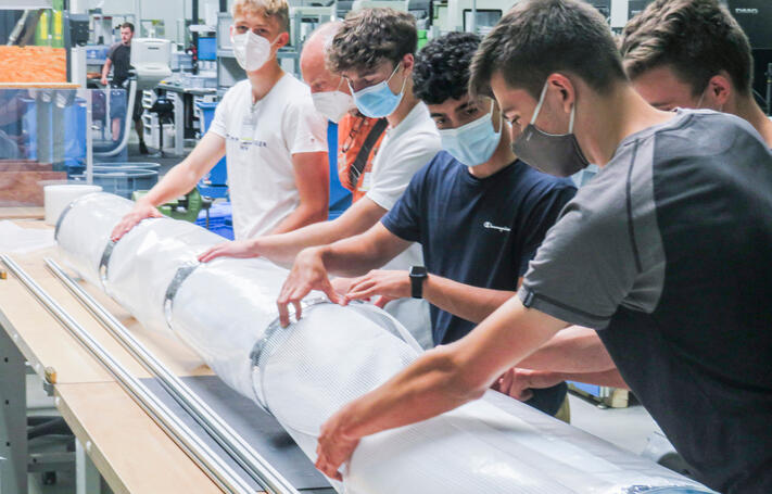 Die Azubis von Baumann Automation bei der Erstellung der Lüftungsanlage.