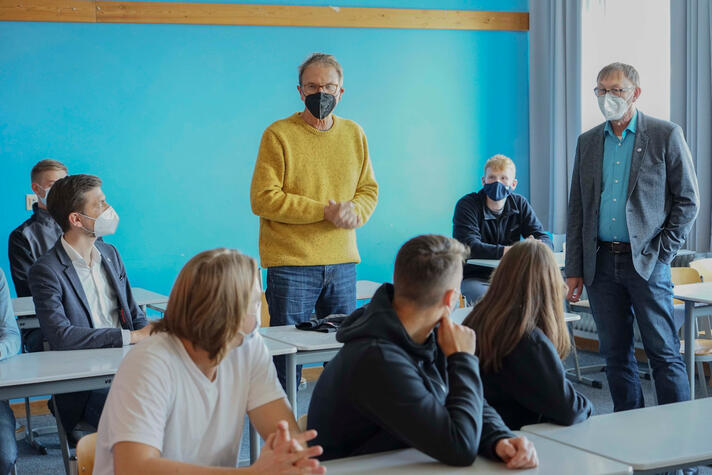 Dr. Georg Baumann (Mitte, stehend) bespricht mit den Schülern den gemeinsamen Einbau.