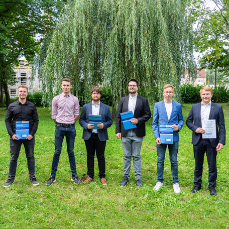 (von links): Marvin Zaremba (Elektroniker Automatisierungstechnik, Schnitt 1,1), Johannes Schreglmann (Elektroniker Automatisierungstechnik, Schnitt 1,1), Martin Kornalik (Elektroniker Automatisierungstechnik, Schnitt 1,0), Michael Weigert (Elektroniker Automatisierungstechnik, Schnitt 1,0), Nicolas Wirth (Elektroniker Automatisierungstechnik, Schnitt 1,0) und Lothar Mauel (Elektroniker-Ausbilder bei Baumann Automation).