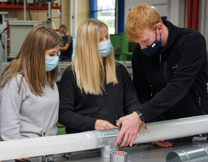 Die Lüftungsanlage wird im Teamwork vormontiert.